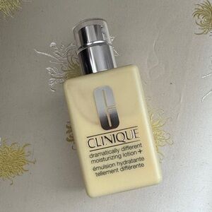 Clinique Dramatically Different Moisturizing Lotion+ - Light Yellow